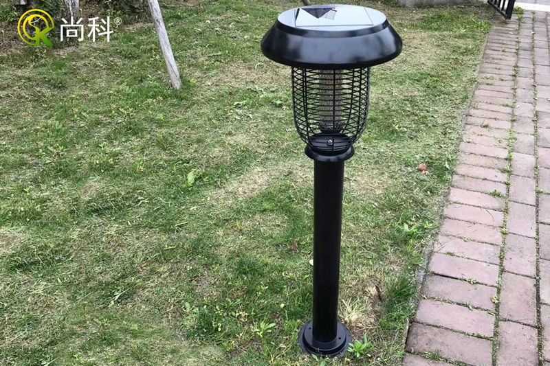 公園太陽(yáng)能戶(hù)外滅蚊燈圖片，矗立健身步道兩側(cè)